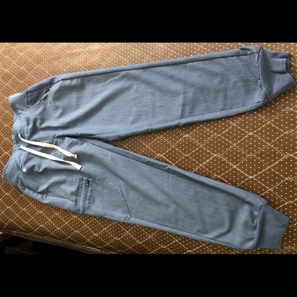 Figs Scrub Set in XS & XS/P - Picture 6 of 9